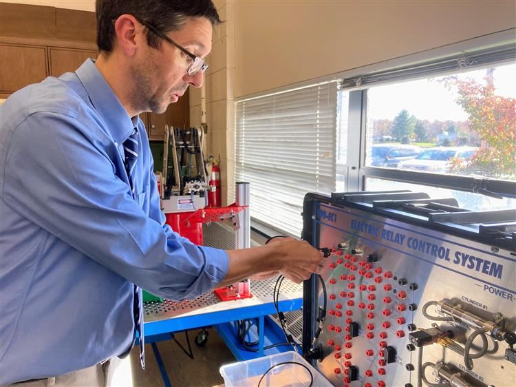 Keith Congdon uses new Manufacturing Engineering equipment
